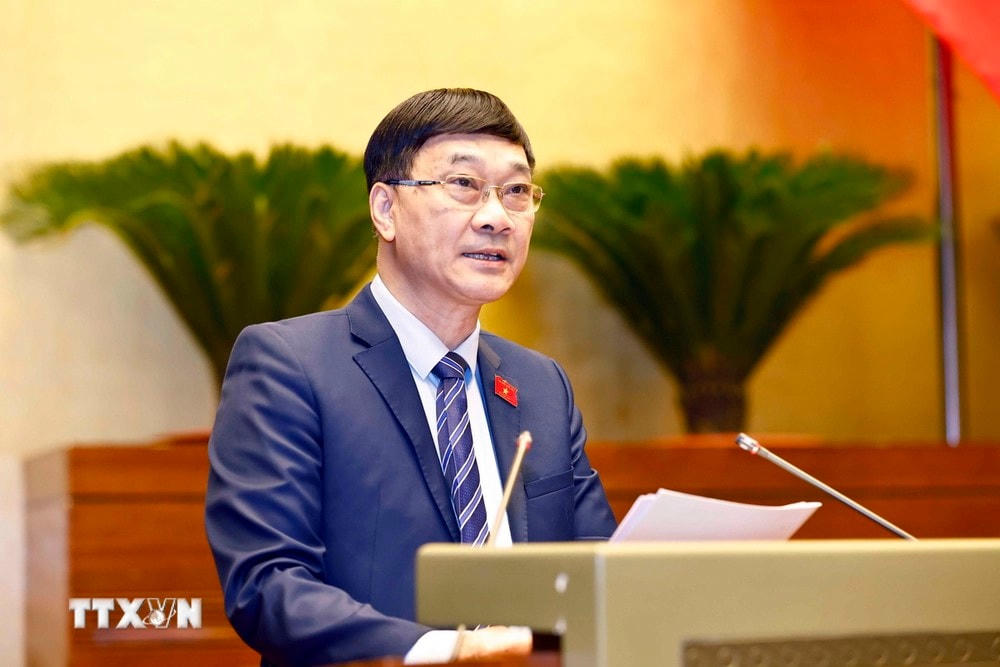 Chủ nhiệm Ủy ban Kinh tế của Quốc hội Vũ Hồng Thanh trình bày Báo cáo thẩm tra về chủ trương đầu tư dự án đường sắt tốc độ cao trên trục Bắc - Nam. (Ảnh: Doãn Tấn/TTXVN) ttxvn quoc_hoi_thong_qua_nghi_quyet_ve_du_toan_ngan_sach_nha_nuoc_nam3_resize.jpg