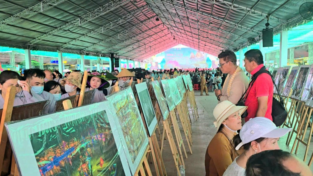 Du khách tham quan triển lãm tại chương trình. (Ảnh Đ.A).