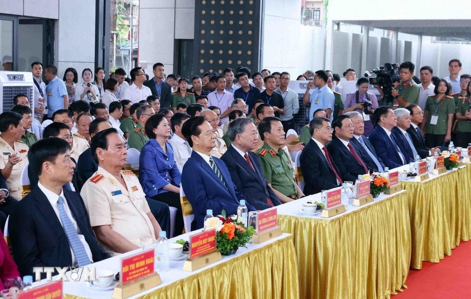 Tổng Bí thư Tô Lâm cùng các đồng chí lãnh đạo, nguyên lãnh đạo Đảng, Nhà nước tham dự buổi lễ. (Ảnh: Phạm Kiên/TTXVN)