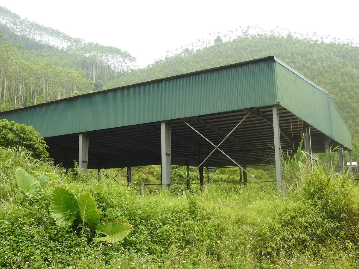 Trao đổi với phóng viên Báo Lao Động, ông Bùi Xuân Tiến - Giám đốc Ban quản lý dự án đầu tư xây dựng huyện Yên Lập cho biết, dự án Khu tập kết rác thải tập trung huyện Yên Lập được xây dựng từ năm 2017, theo thời gian thực hiện hợp đồng thi công là đến hết ngày 30.11.2018 phải hoàn thành.