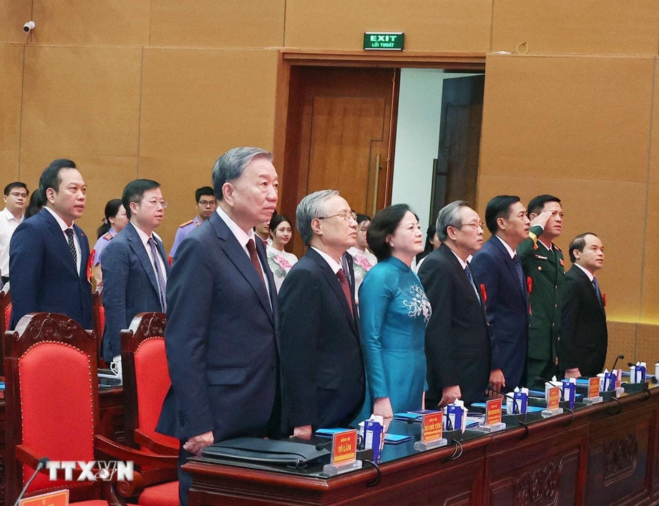 Tổng Bí thư Tô Lâm và các đại biểu thực hiện nghi lễ chào cờ. (Ảnh: Thống Nhất/TTXVN)