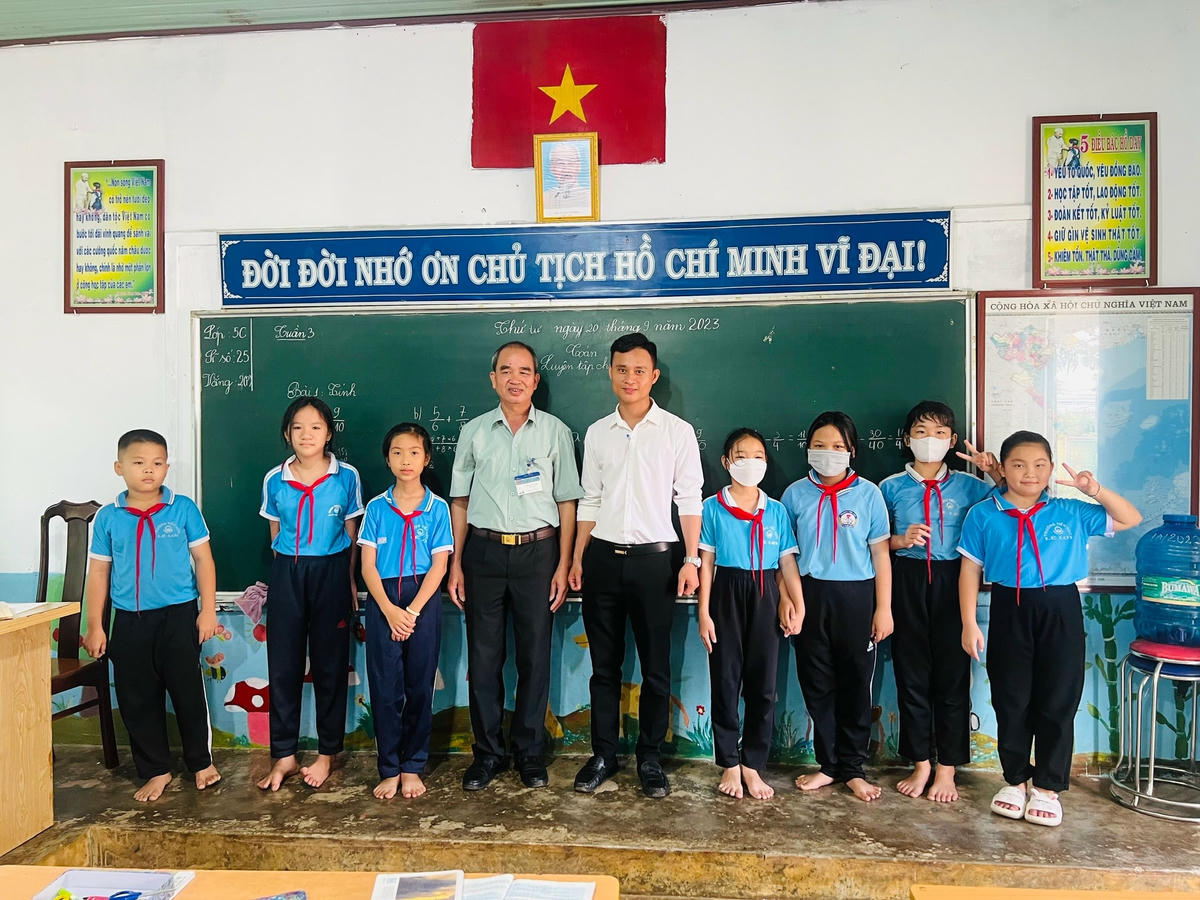 Thầy trò Trường Tiểu học Lê Lợi.