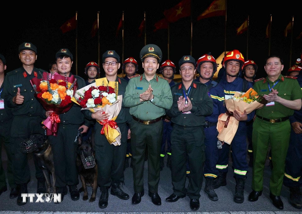 Trung tướng Lê Văn Tuyến, Thứ trưởng Bộ Công an đón lực lượng cứu hộ, cứu nạn hoàn thành nhiệm vụ tại Myanmar trở về. (Ảnh: TTXVN)