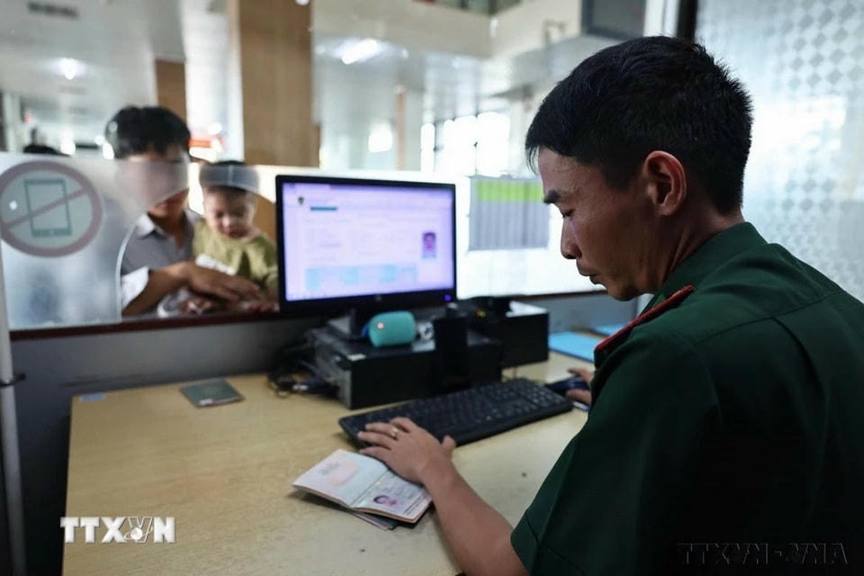 Lực lượng Biên phòng Cửa khẩu Quốc tế Lao Bảo (Quảng Trị) kiểm soát người xuất cảnh. (Ảnh: Minh Đức/TTXVN)