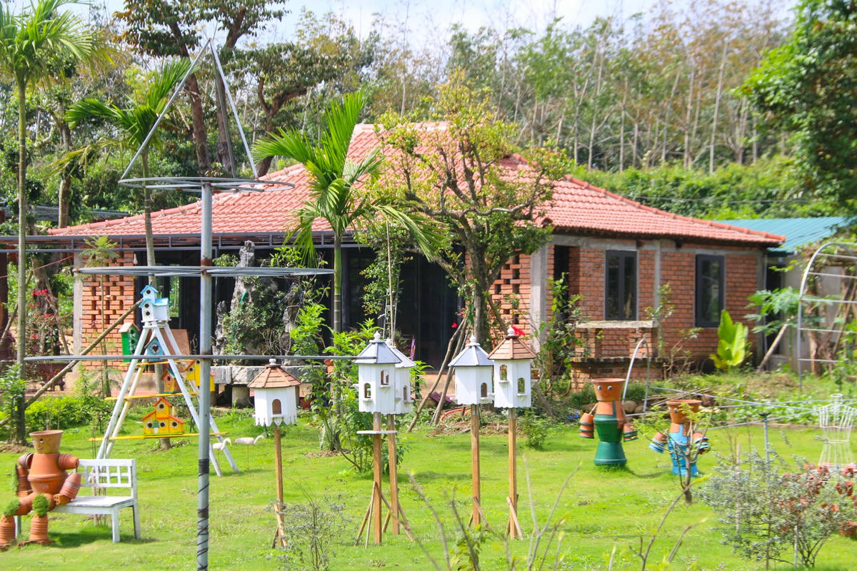 Ngày 16/2, qua kiểm tra thực địa tiến hành đo đạc lại, UBND xã Gio An ghi nhận ông Bùi Mạnh Dũng xây dựng trái phép các công trình gồm: nhà tre mái lá (diện tích 218,04m2), nhà gỗ mái ngói (diện tích 74,12m2), nhà vệ sinh mái ngói (100m2), nhà gỗ mái ngói (103m2), chòi bảo vệ (14m2), 4 chòi lá (64m2), nhà vệ sinh xây bờ-lô (14m2), nhà ở lắp ghép (90m2), nhà phong lan (19,36m2), nhà gỗ lớp ngói (90m2) và 4 tuyến đường bê tông (1.710m2).