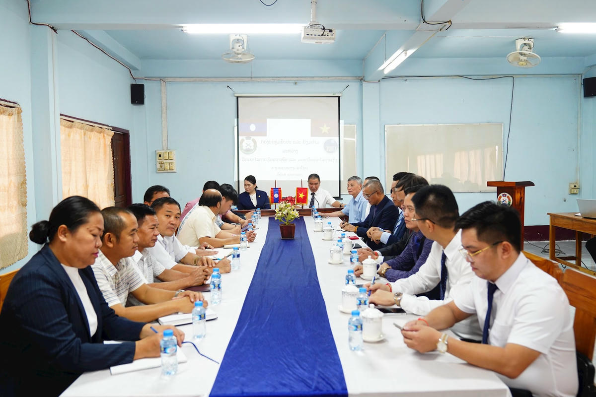 Làm việc với Trường Cao đẳng Tài chính Bắc Lào