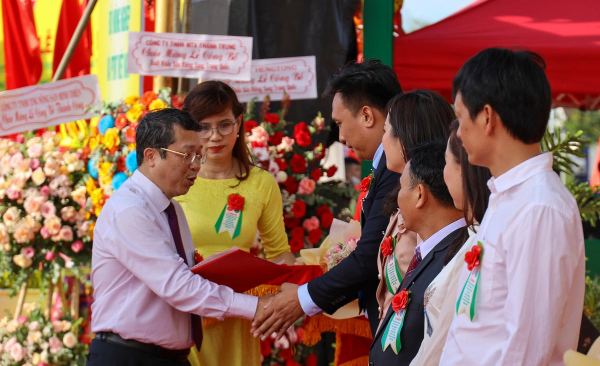 Ông Hoàng Trung - Cục trưởng Cục Bảo vệ thực vật, lên trao Chứng thư Kiểm dịch thực vật cho các doanh nghiệp xuất khẩu chính ngạch sầu riêng quả tươi sang Trung Quốc cho các Doanh nghiệp.