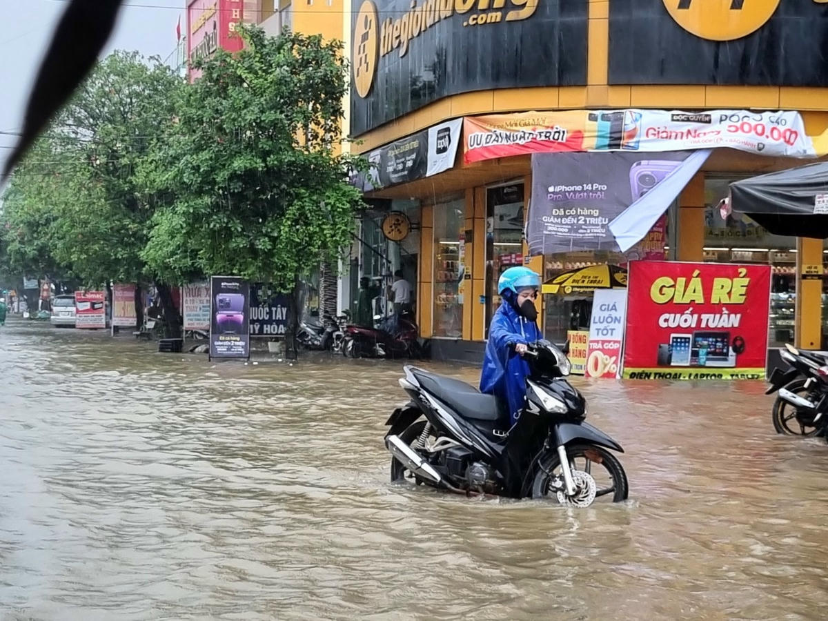 Trước đó, chiều 14/10, ông Đoàn Ngọc Lâm, Phó Chủ tịch Thường trực UBND tỉnh đã đi kiểm tra tình hình an toàn các hồ chứa tại hồ chứa nước Cẩm Ly (Lệ Thủy), hồ Rào Đá (Quảng Ninh) và hồ Phú Vinh (thành phố Đồng Hới) do Công ty TNHH MTV Khai thác công trình thủy lợi Quảng Bình quản lý để yêu cầu đơn vị quản lý các hồ chứa nước phải vận hành đúng quy trình, bảo đảm an toàn công trình, theo dõi sát dự báo lượng mưa trong những ngày tới để chủ động ứng phó kịp thời.