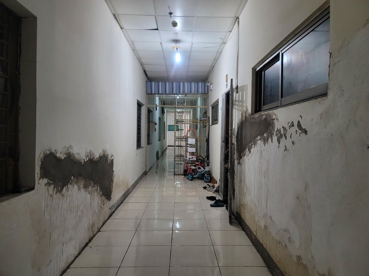 Tường nhà bị nứt được cư dân sửa tạm trông càng nhếch nhác. Theo ông Kim Diệu Quang, trưởng Ban quản trị toà nhà CT6, nhiều hộ gia đình muốn sửa sang các hạng mục hư hỏng, xuống cấp nhưng vì nhà không được cấp