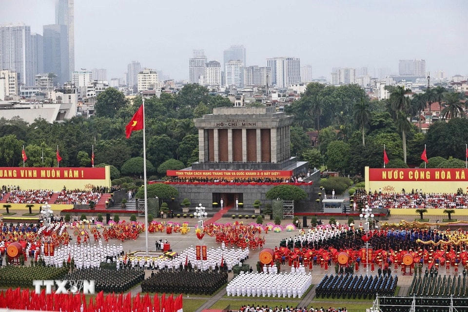 Các đoàn tập dượt trước giờ bắt đầu tổng duyệt. (Ảnh: Doãn Tấn/TTXVN)