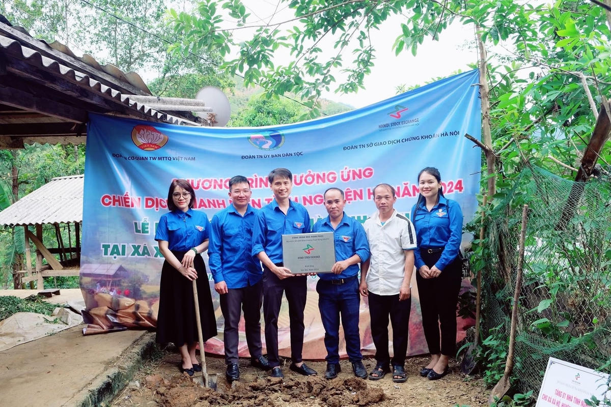 Ban Tổ chức trao tặng ngôi nhà hạnh phúc cho hộ gia đình có hoàn cảnh khó khăn.