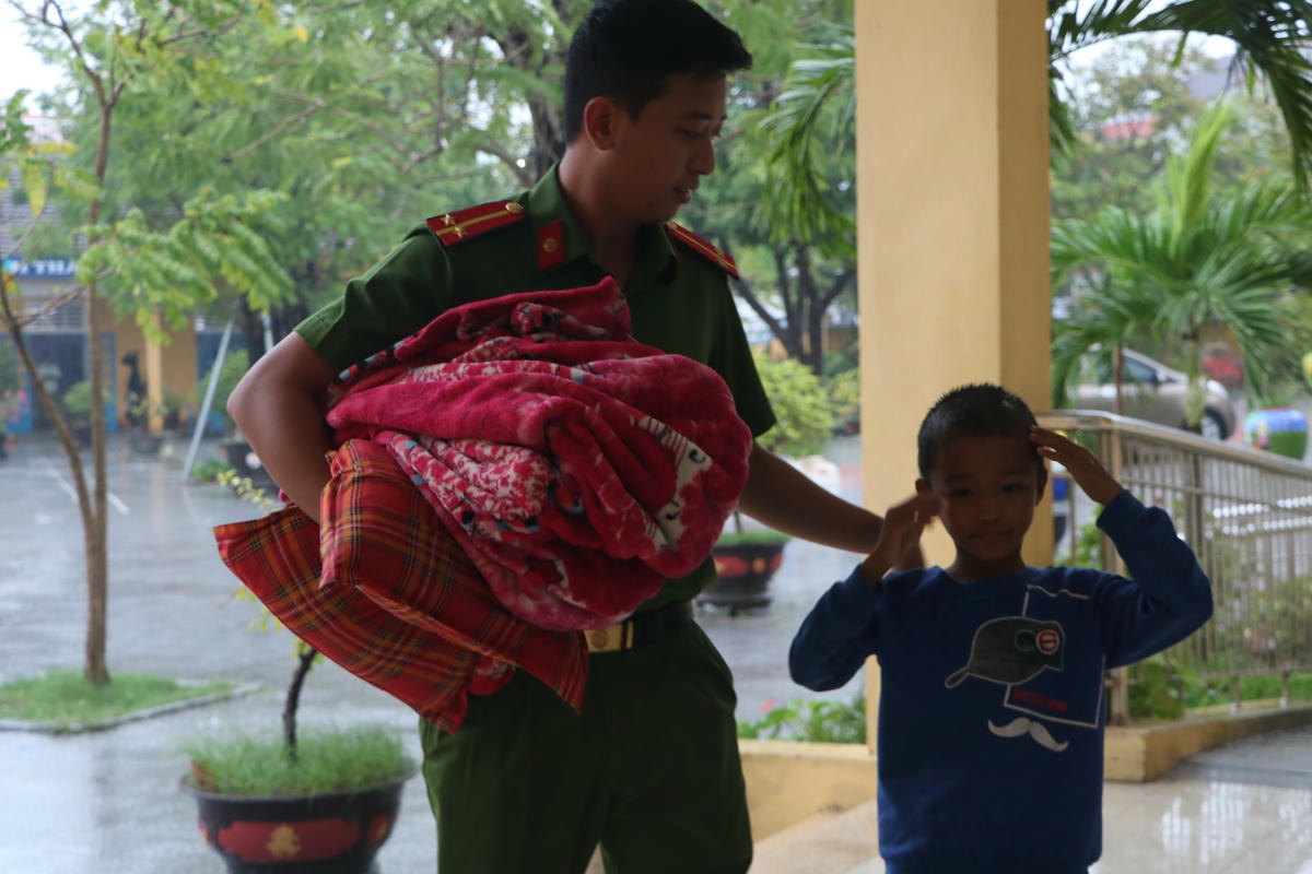 Hiện, lực lượng chức năng vẫn đang tiếp tục rà soát lại số lượng các hộ dân trong diện bắt buộc phải di dời đến nơi tránh trú bão Noru.