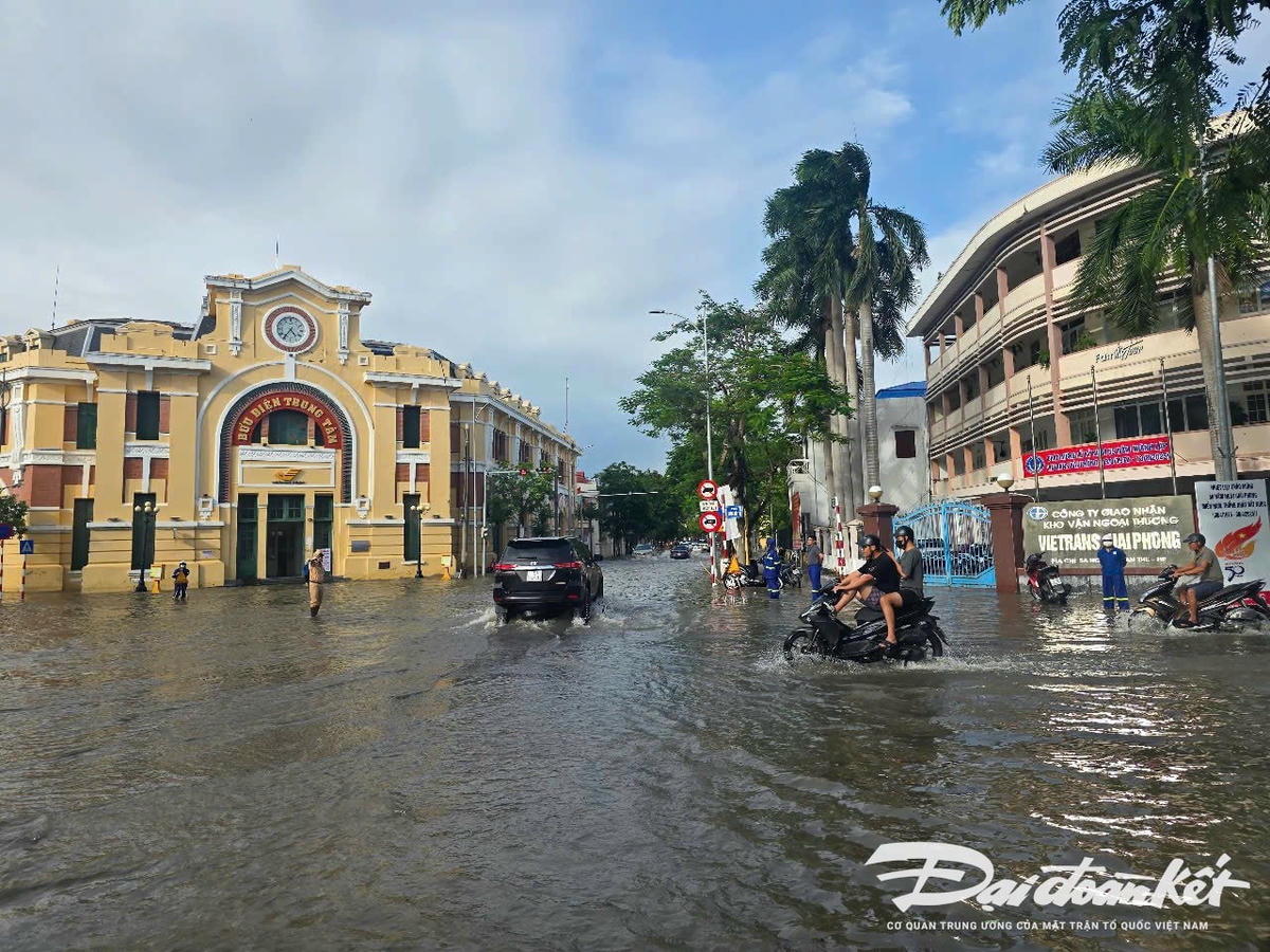 Khu vực Bưu điện thành phố Hải Phòng ngập sâu trong nước. Ảnh: Phương Thanh.