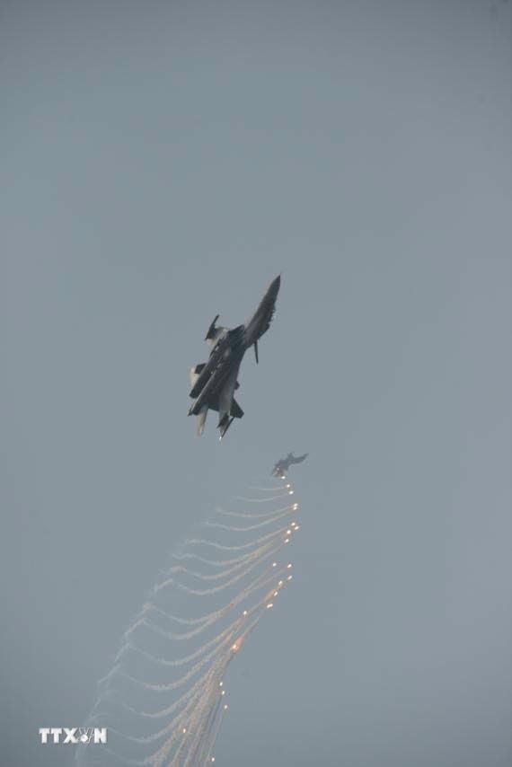 Màn trình diễn phun bẫy nhiệt của máy bay tiêm kích Su-30MK2 trên bầu trời Thành phố Hồ Chí Minh. (Ảnh: TTXVN)