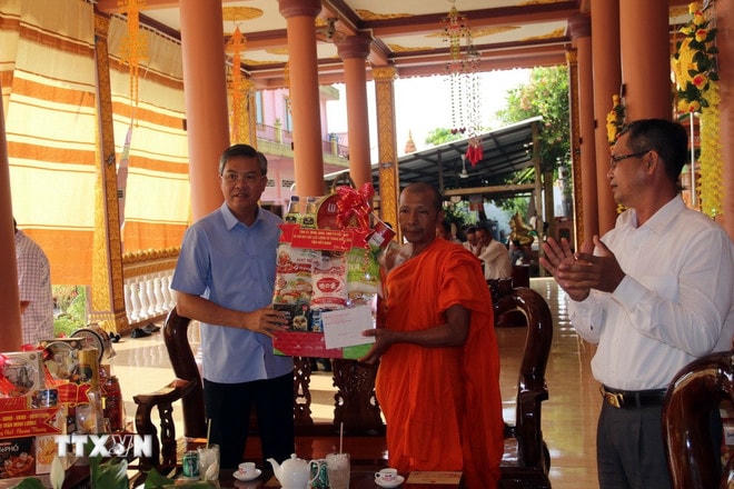 Phó Chủ tịch Ủy ban Nhân dân tỉnh Kiên Giang Nguyễn Lưu Trung (trái) đến thăm, chúc tết chùa Cù Là Mới, huyện Châu Thành. (Ảnh: Lê Sen/TTXVN) ttxvn-2903-khmer-kien-giang.jpg