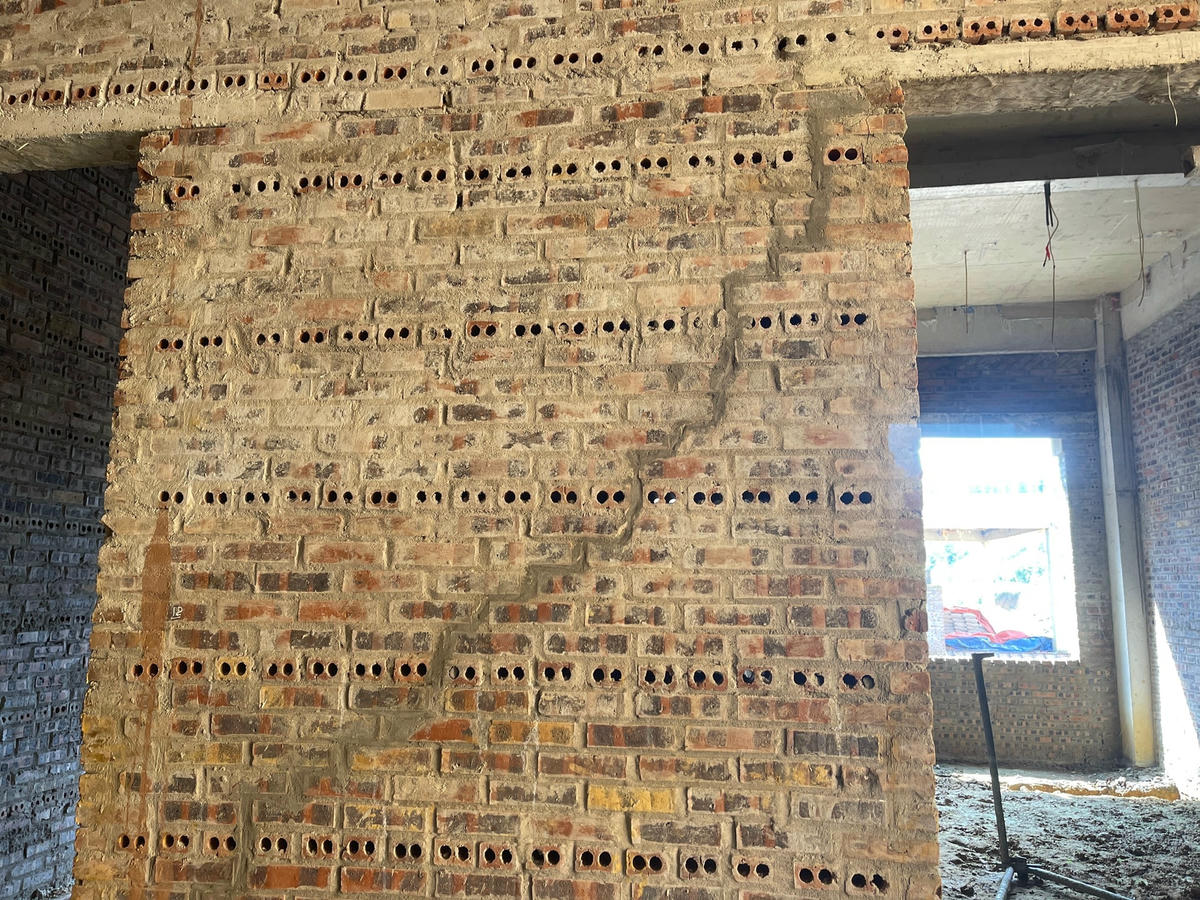 Vết nứt khá to, kéo dài, được trát sơ sài bằng xi măng. Ảnh: Ngô Hùng