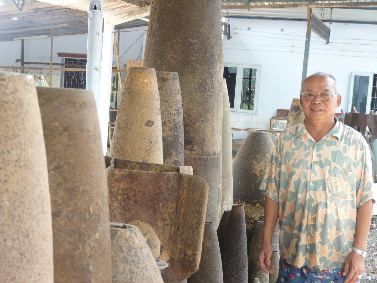 Ông Nguyễn Tú Lâm bên các hiện vật