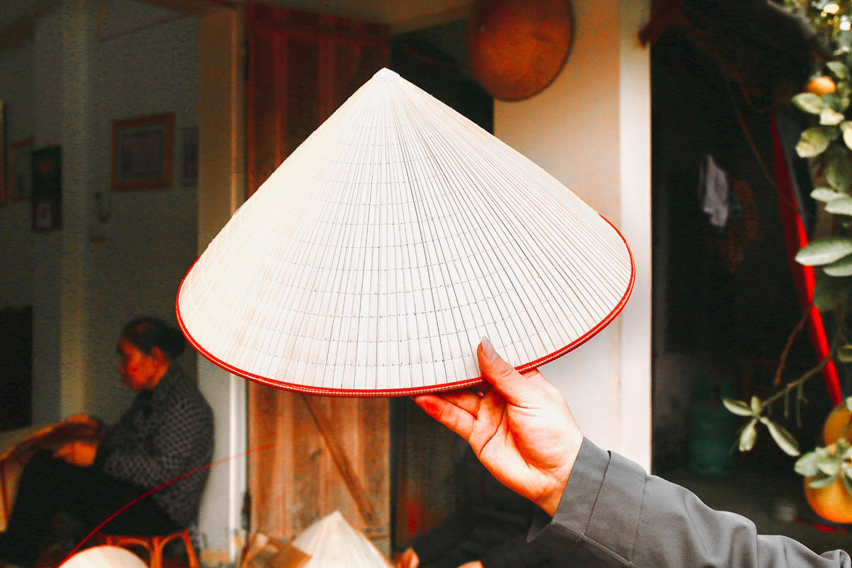 Sản phẩm nón lá Phú Mỹ loại đẹp có giá 200.000 đồng/1 chiếc.  