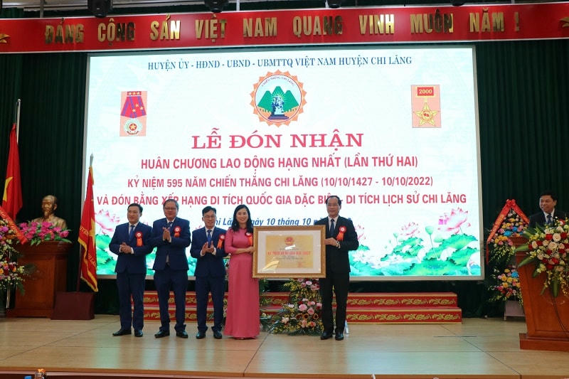 Phó Chủ tịch thường trực UBND tỉnh Lạng Sơn Dương Xuân Huyên trao Bằng xếp hạng công nhận Di tích Quốc gia đặc biệt - Di tích lịch sử Chi Lăng cho huyện Chi Lăng. Ảnh: Huyện Chi Lăng