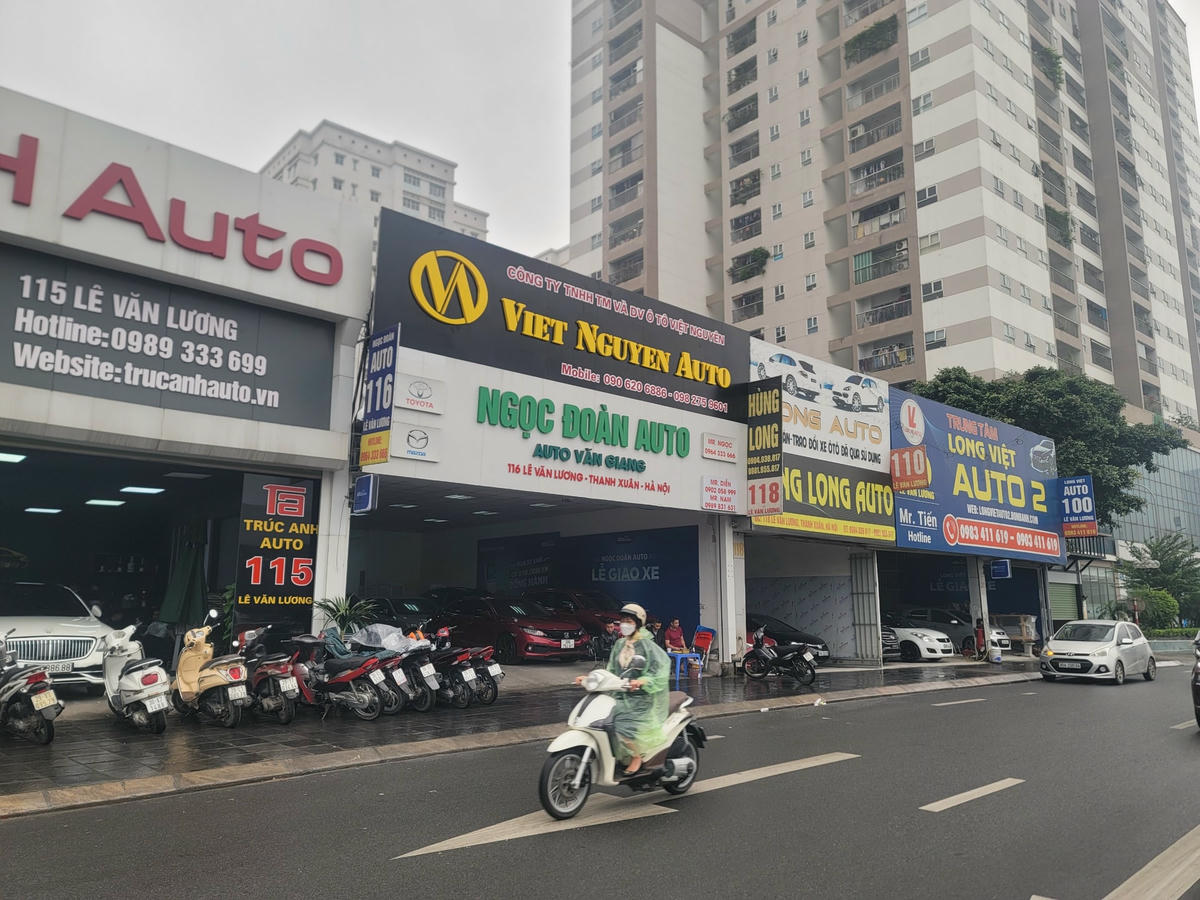 Số nhà 100, 110, 118, 116 nằm liên tiếp đến số nhà 115 trên đoạn đầu đường Lê Văn Lương hướng Tố Hữu đi Láng Hạ.