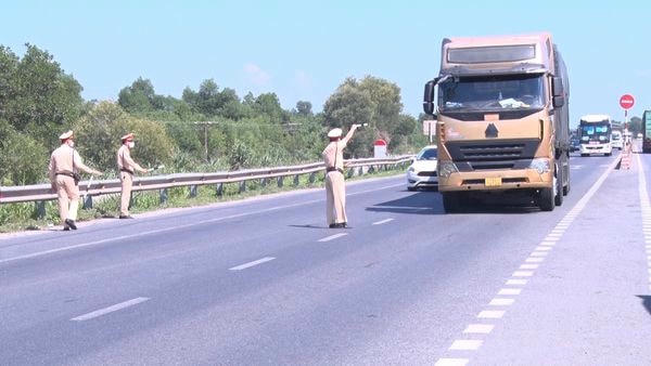 Trong tháng cao điểm, Công an tỉnh Quảng Trị lập hơn 1.100 biên bản vi phạm trật tự, an toàn giao thông trên địa bàn (Ảnh: CAQT).