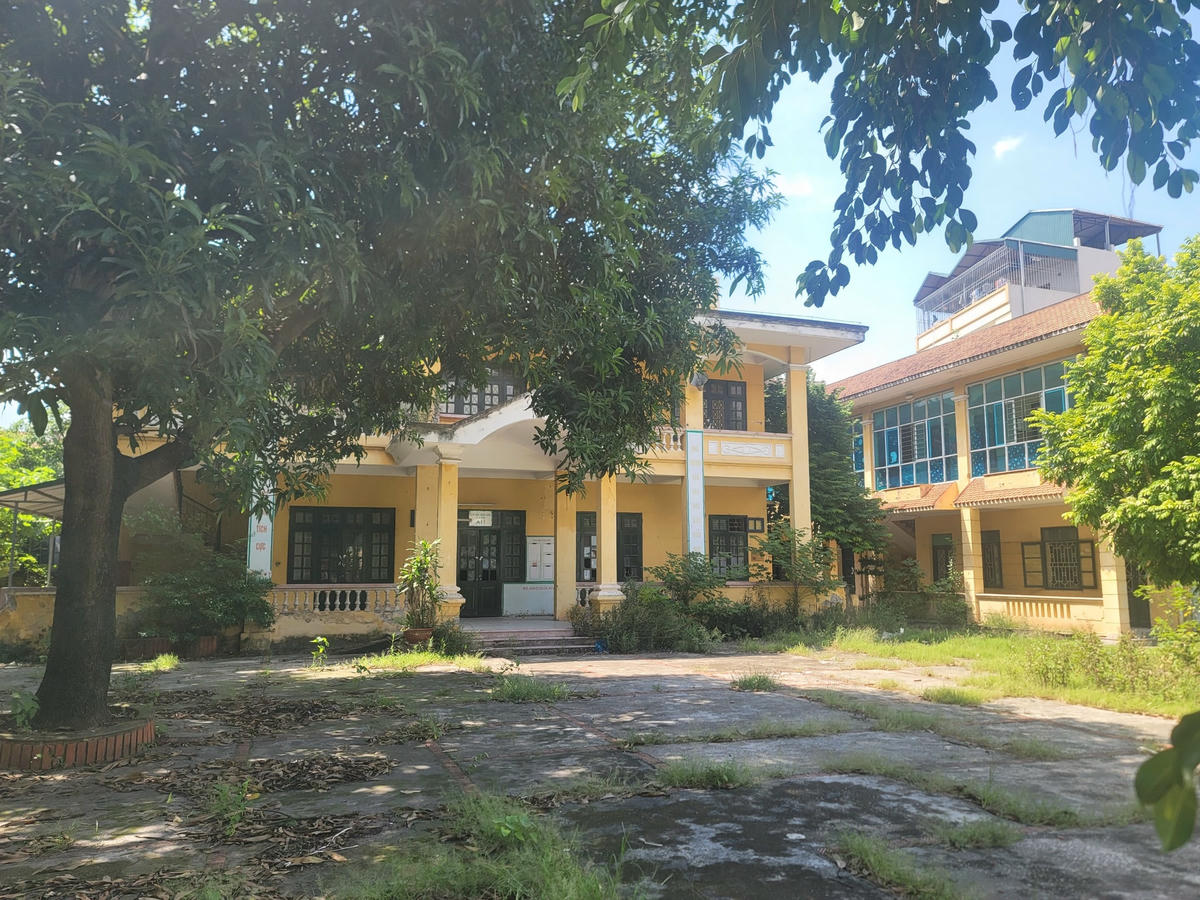 Ngôi trường gồm 2 toà nhà được xây dựng trên khuôn viên rộng, thiết kế đầy đủ công năng phòng học, nhà bếp, nhà xe, khu vui chơi cùng trang thiết bị phục vụ dạy học đầy đủ.