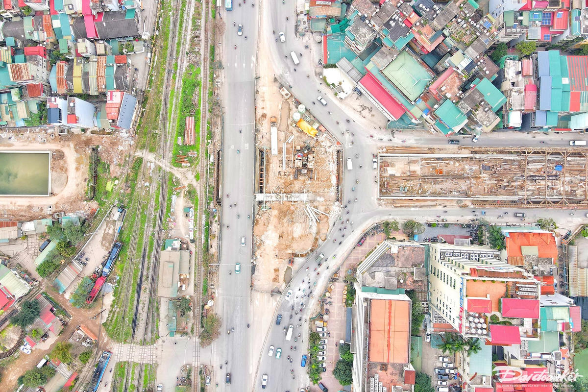 Theo ghi nhận của PV Báo Đại Đoàn Kết sáng ngày 18/3, dự án hầm chui Kim Đồng - Giải Phóng phía khu Đầm Hồng đã cơ bản hoàn thành, cụ thể: 1/1 đốt hầm kín; 9/9 đốt hầm hở; 5/6 đốt tường chắn bên phải tuyến; 2/6 đốt tường chắn bên trái tuyến. Hiện đang hoàn thiện các hạng mục tuyến và công trình trên tuyến, các đốt tường chắn, đấu nối hạ tầng kỹ thuật với đường Định Công.