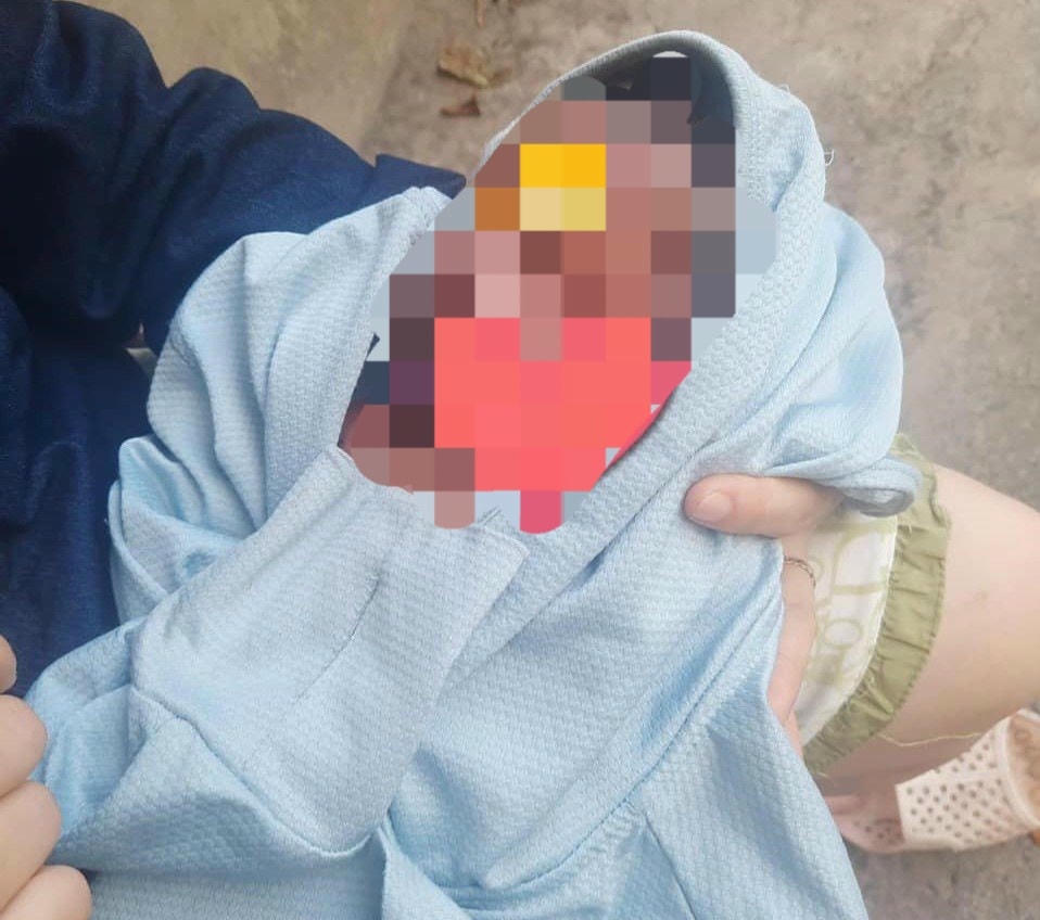 Thêm một cháu bé bị bỏ lại tại TP Đông Hà. Ảnh: MXH.