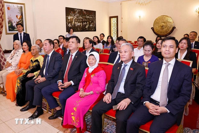 Đại biểu dự buổi gặp gỡ. (Ảnh: Doãn Tấn/TTXVN) ttxvn-chu-tich-quoc-hoi-va-phu-nhan-gap-go-cong-dong-nguoi-viet-nam-tai-maroc-8173735-9.jpg