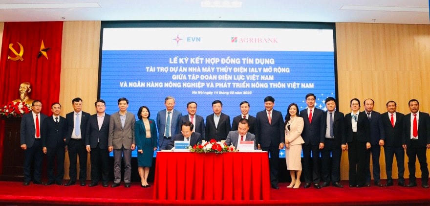 Đại diện lãnh đạo EVN và Agribank chứng kiến lễ ký kết.