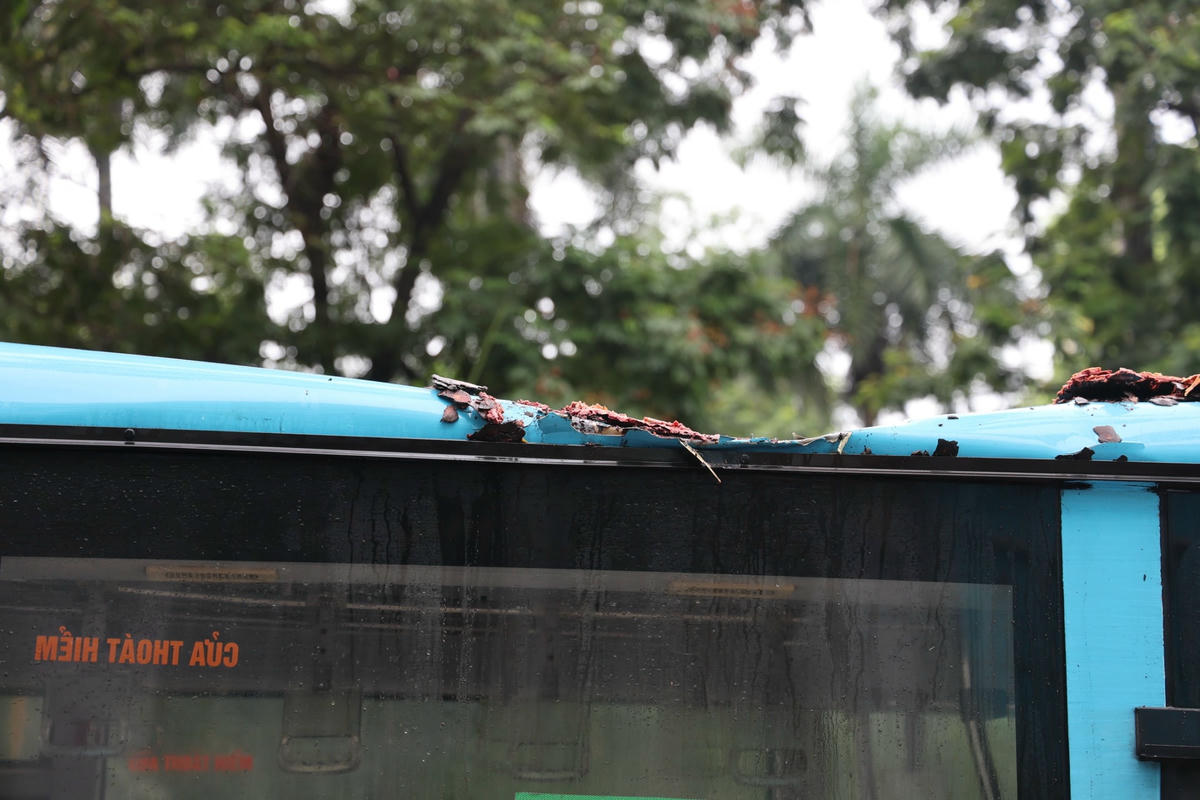 Xe buýt bị bẹp phần nóc. May mắn, vụ việc không có thương vong về người.