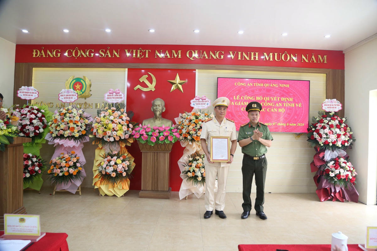 Thượng tá Phạm Văn Dũng, Ủy viên Ban Thường vụ Đảng ủy, Phó Giám đốc Công an tỉnh trao quyết định bổ nhiệm Trưởng Công an huyện Hải Hà đối với Thượng tá Nguyễn Thành Trung