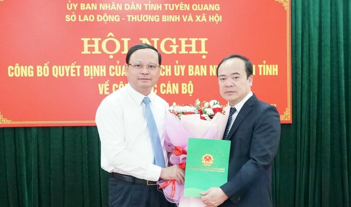 Ông Quang Nguyễn Mạnh Tuấn Phó Chủ tịch UBND tỉnh Tuyên Quang trao quyết định bổ nhiệm chức vụ Giám đốc Sở Lao động - Thương binh và Xã hội cho ông Tô Hoàng Linh (bên phải). Ảnh: TuyenquangOnline