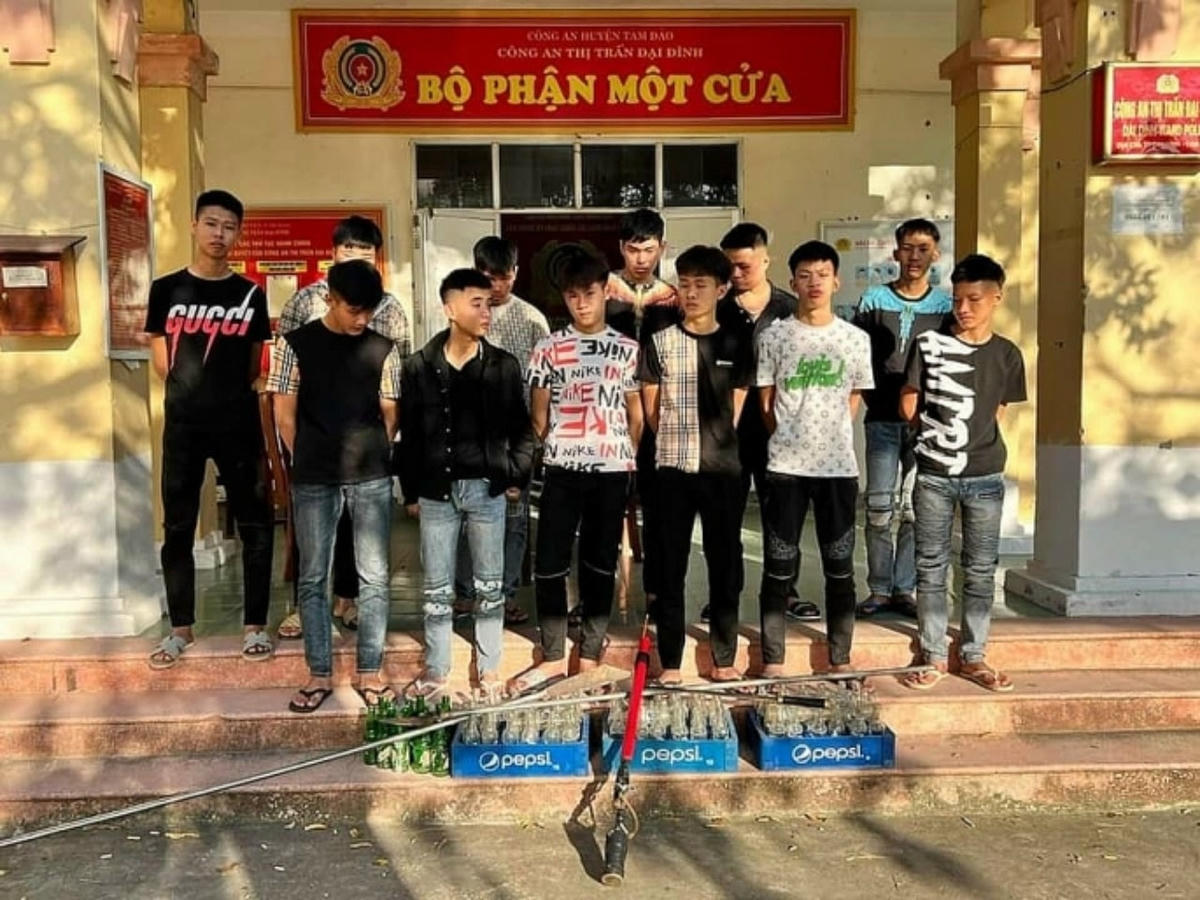 Một số đối tượng và hung khí tại CQĐT. Ảnh CACC