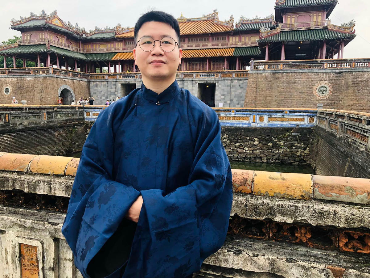 duoi Họa sĩ Kaovjets Ngujens