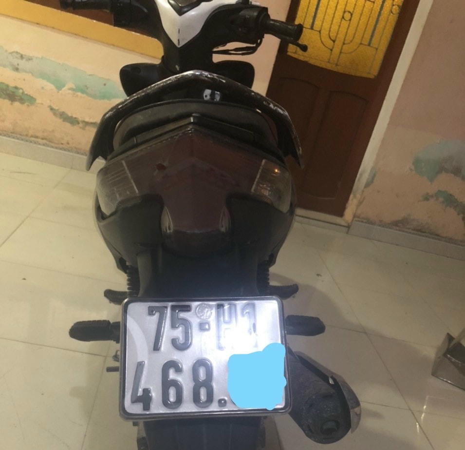 Chiếc xe mô tô người dân phát hiện trên cầu Hiền Lương mới.