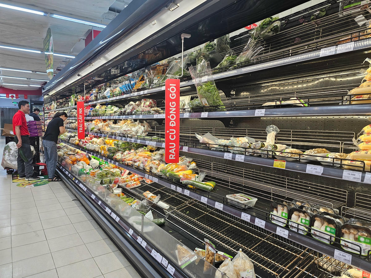 Một số kệ hàng trong siêu thị trống trơn. Ảnh: Quốc Thanh.