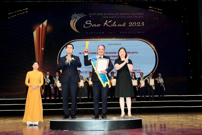 Đại diện Lãnh đạo Agribank nhận giải thưởng Sao Khuê 2023 cho sản phẩm Agribank eKYC System.