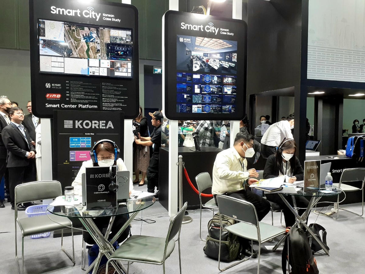 Khách tham quan trải nghiệm sản phẩm công nghệ cao.