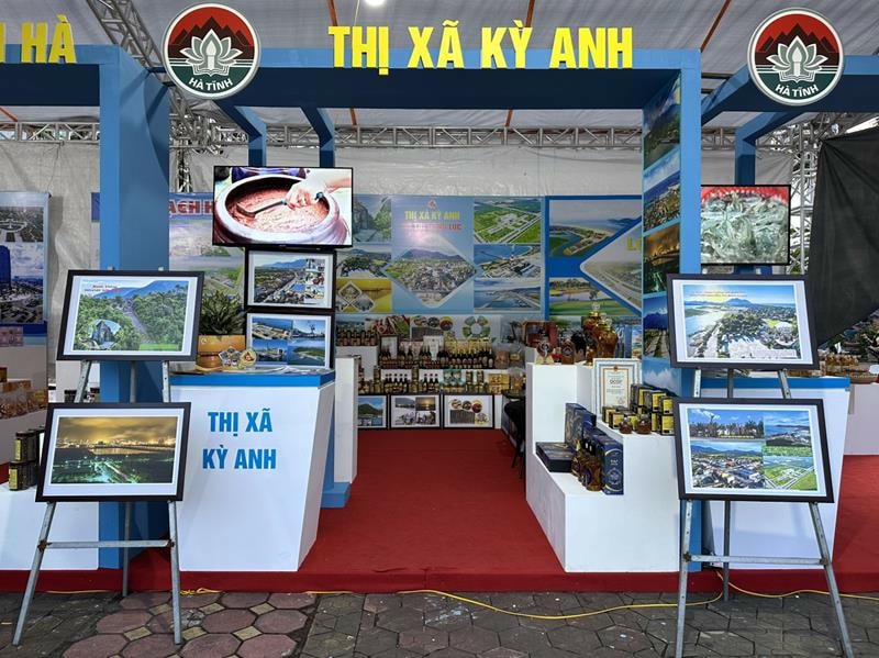 Dịp này, thị xã Kỳ Anh đã trưng bày, giới thiệu 21 sản phẩm OCOP đạt 3 sao, 4 sao.