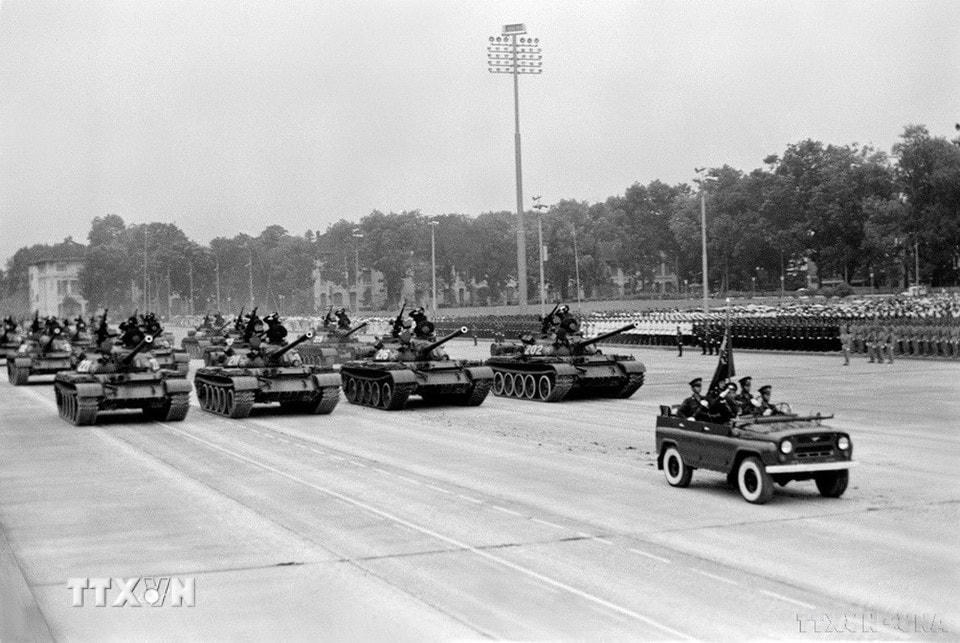 Khối tăng thiết giáp diễu qua lễ đài. (Ảnh: Minh Điền/TTXVN)
