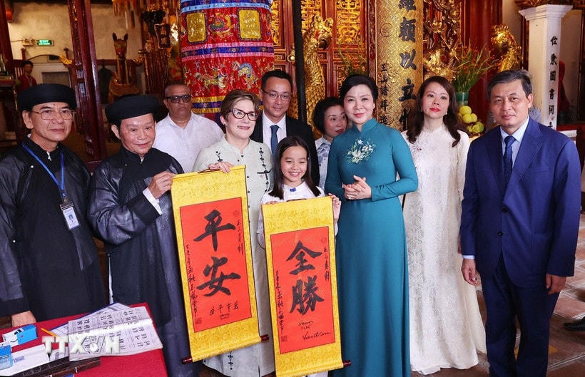 Các thầy đồ tặng chữ thư pháp cho Phu nhân Bí thư thứ nhất, Chủ tịch nước Cuba. (Ảnh: Văn Điệp/TTXVN)