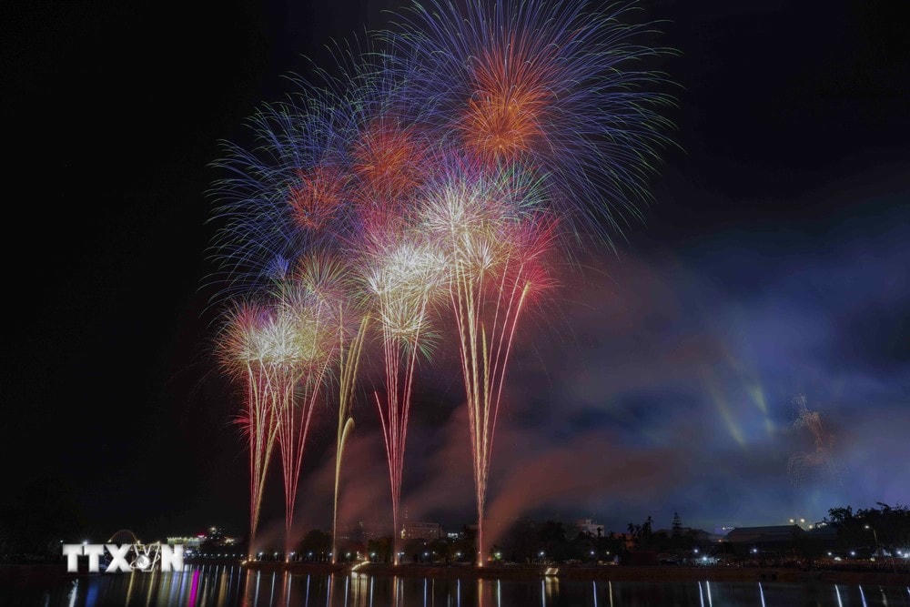 Màn bắn pháo hoa tầm cao trên dòng sông Nậm Rốm lịch sử. (Ảnh: Xuân Tư/TTXVN) ttxvn_phao_hoa_4.jpg