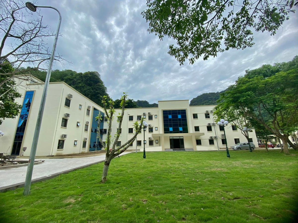 Bệnh viện được xây dựng mới nhiều tòa nhà khang trang, hiện đại,.. để phục vụ công tác khám, chữa bệnh.