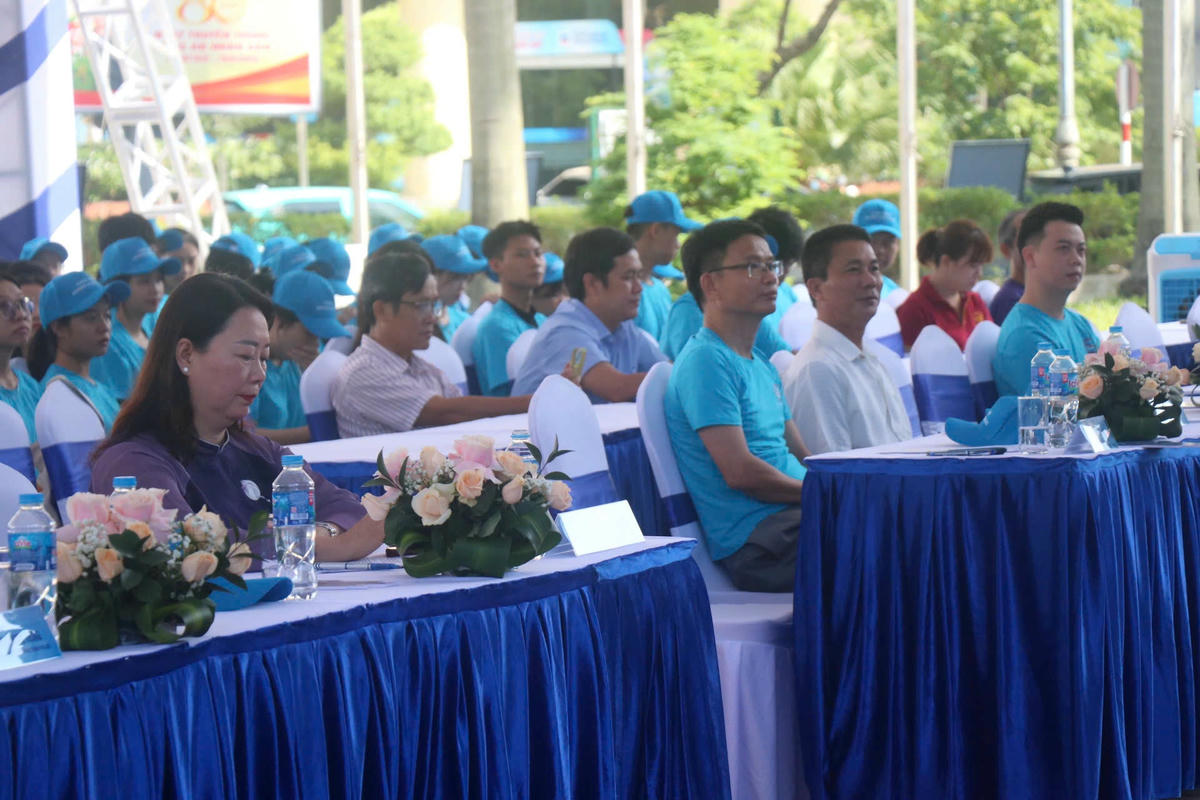 Các đại biểu tham dự Lễ phát động “Chiến dịch tăng cường thực hiện môi trường không khói thuốc lá tại nhà hàng, khách sạn và các địa điểm công cộng”. Ảnh: N.Q.