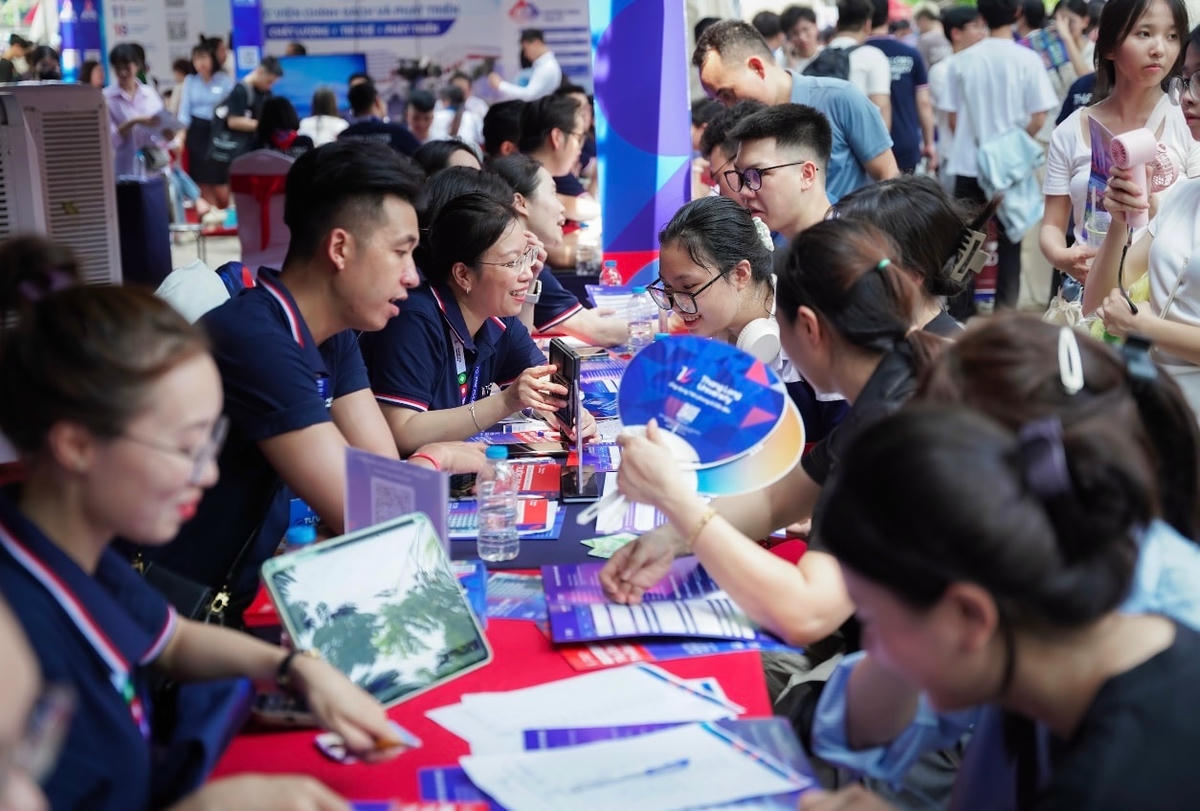 Thí sinh tìm hiểu thông tin tuyển sinh của trường đại học. Ảnh: Nguyễn Hoài.