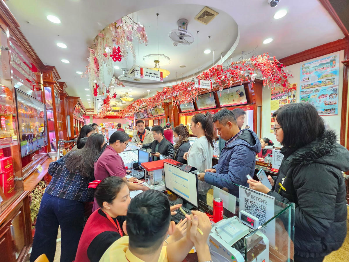 Sáng 6/2, tại các cơ sở kinh doanh vàng bạc đá quý, người dân chen chúc mua vàng trước ngày vía Thần tài.