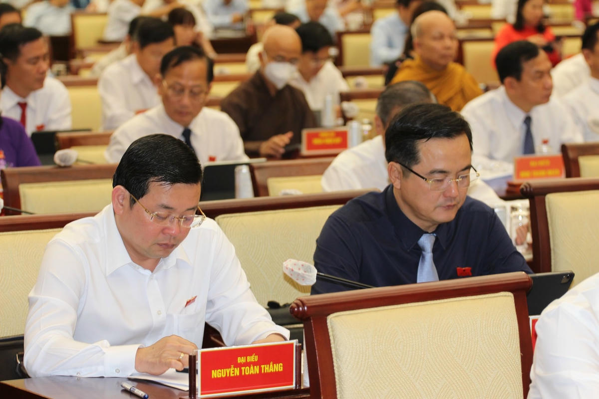 Đại biểu HĐND và các sở ngành tham dự kỳ họp.