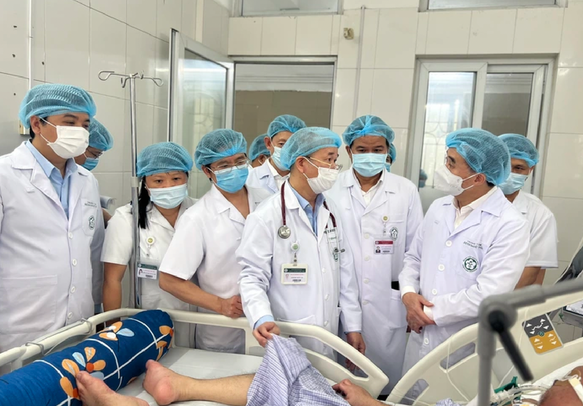 Kiểm tra công tác điều trị bệnh nhân sởi tại Bệnh viện Bạch Mai. Ảnh: BVCC