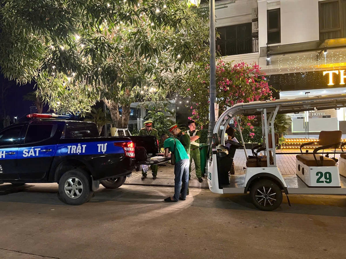 Đội Cảnh sát trật tự nhắc nhở yêu cầu lái xe điện chấp hành nghiêm quy định về đón, trả khách.